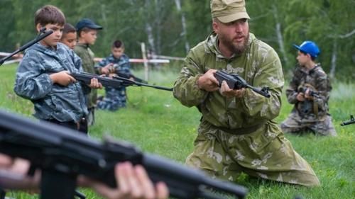 Воспитанники «Богатырской заставы» с инструктором.