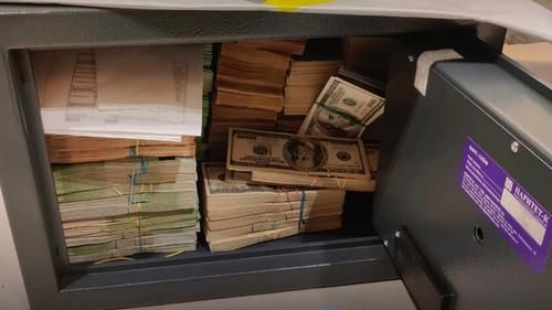 Сейф с наличными, найденный в ходе обыска в рамках операции «Мидас»
