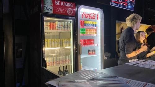 Цены на алкоголь — 400 рублей за банку пива, бутылка шампанского доходит до 23 тысяч. Самое дешевое на баре — «Добрый Cola», около 300 рублей, как вода. В основном берут пластиковые стаканчики с пивом.