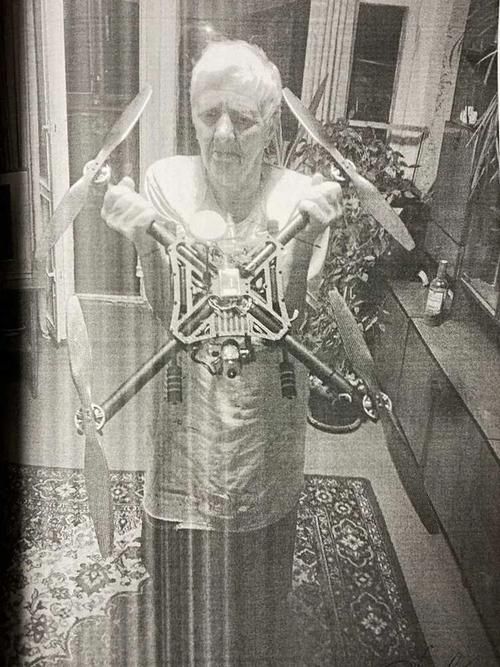 Бабушка Руслана Сидики держит собранный им дрон.